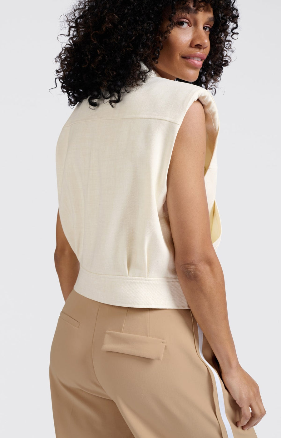 Yaya 02-00104-504 sleeveless cropped jacket sand
