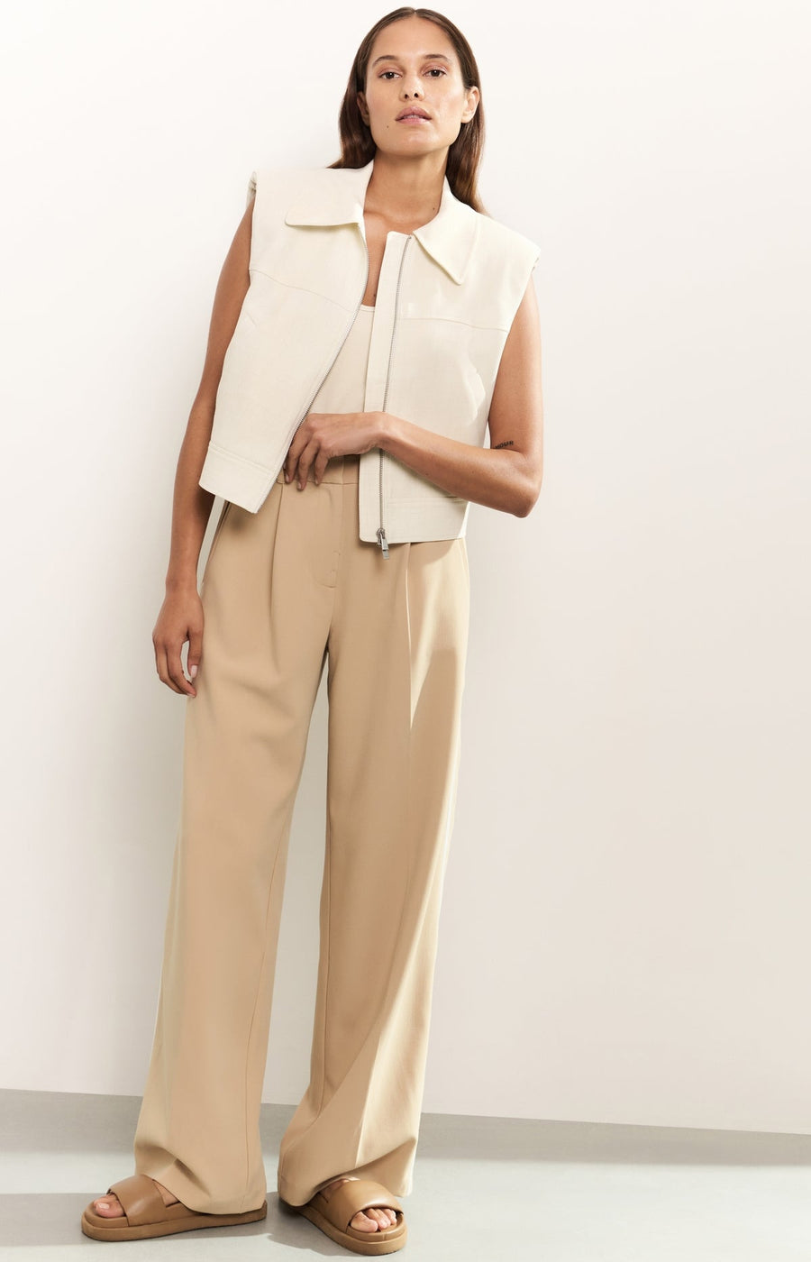 Yaya 02-00104-504 sleeveless cropped jacket sand